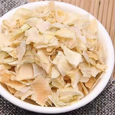 Żółte kostki cebuli